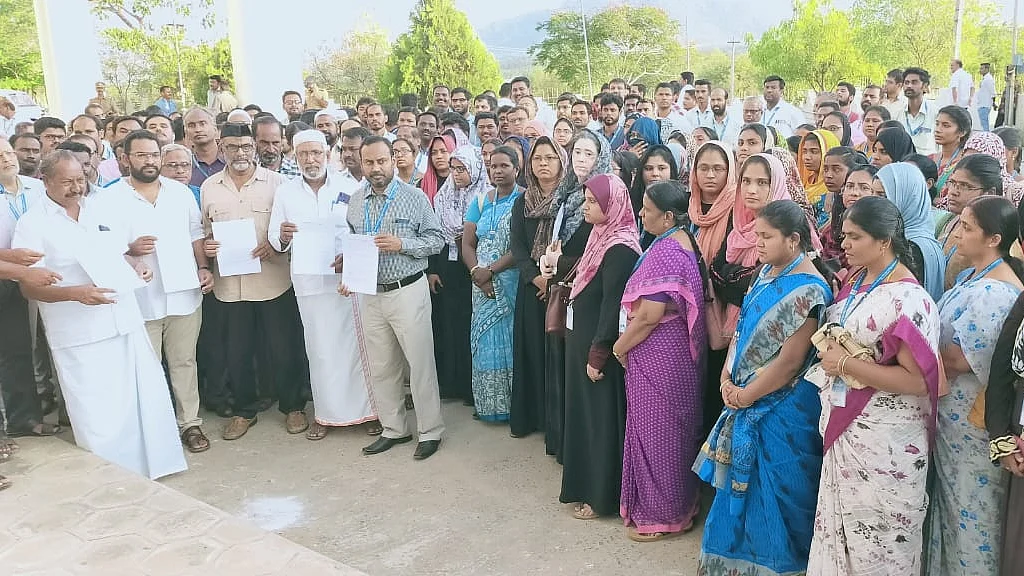கலெக்டர் அலுவலகம் வந்த கல்லூரி நிர்வாகத்தினர்