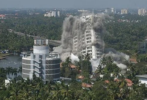 நொறுங்கும் கட்டடம்