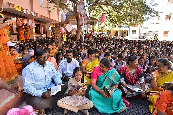 மாணவர்களுடன் மாவட்ட ஆட்சியர் ஷில்பா