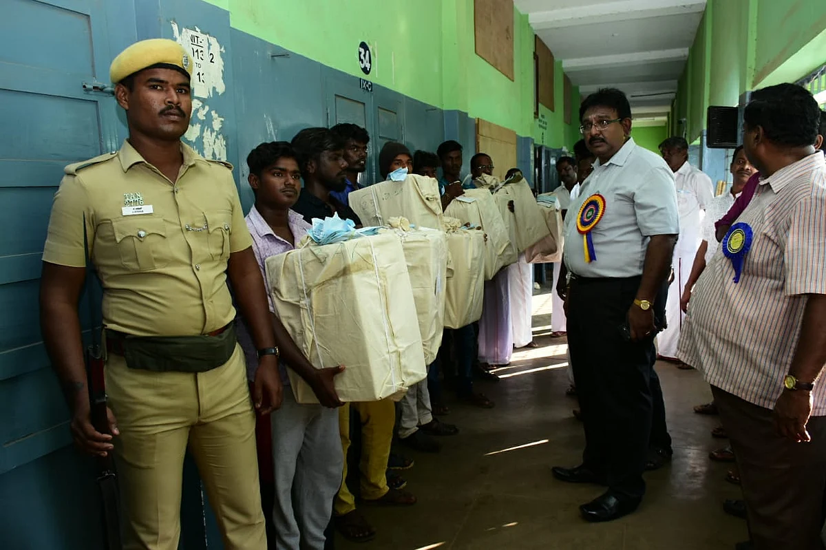 `குடிக்க கிளாஸ் இல்ல, வாக்குப் பெட்டியைத் திறக்க முடியல..!' -தஞ்சையில் கொதித்த தேர்தல் அலுவலர்கள்