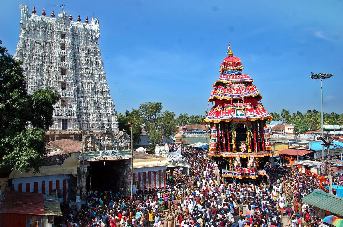 மக்கள் வெள்ளத்தில் மிதந்து வரும் தேர்.
