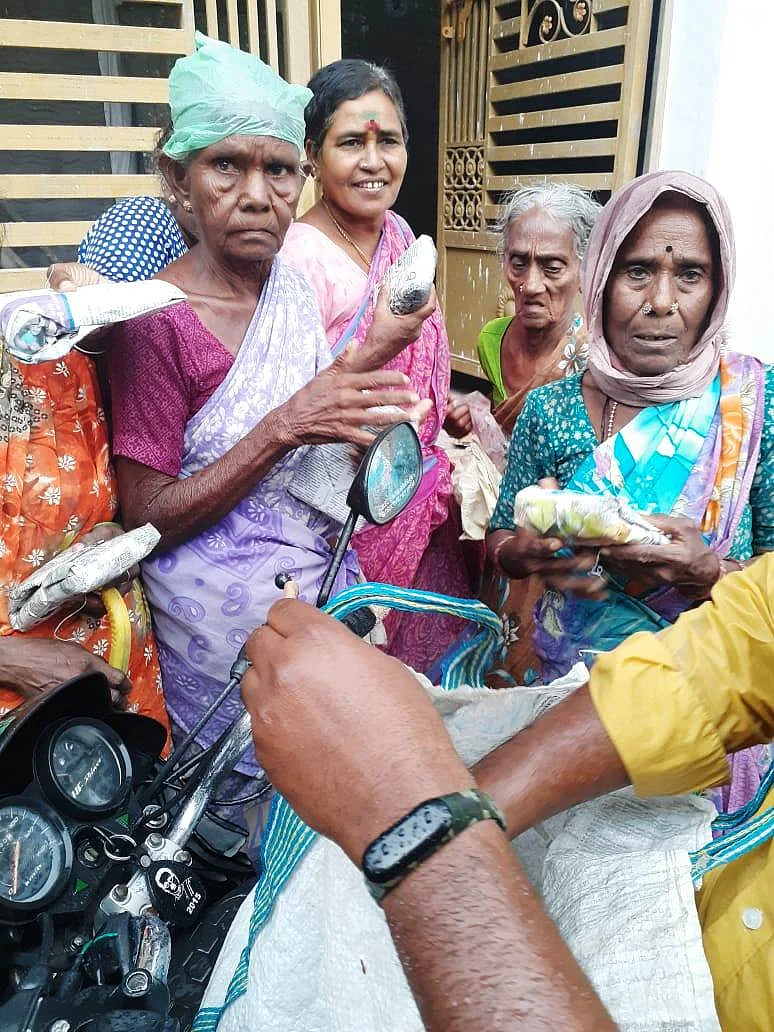 `என்னால் சாதாரணமாகக் கடந்துசெல்ல முடியவில்லை!' - சாலையோர மக்களின் பசி தீர்க்கும் `அறம்' சுதாகர்