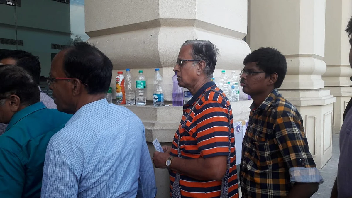 உள்ளே அனுமதிக்கப்படாத தண்ணீர் பாட்டில்கள்...