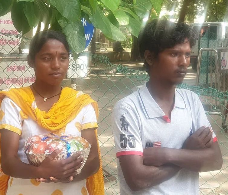போலீஸ் கமிஷனருக்கு பரிசுடன் காத்திருக்கும் ரந்தீஷா அவரின் கணவர்