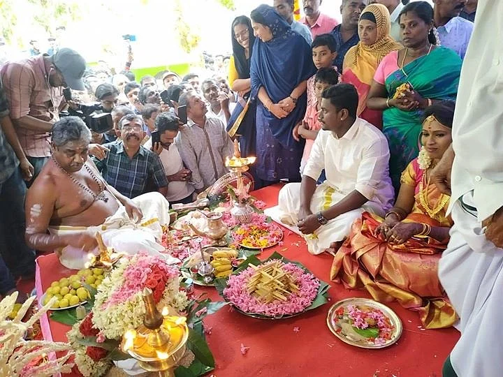 `சைவ விருந்து; குலைவாழை தோரணம்!’ - கேரள மசூதியில் களைகட்டிய மத நல்லிணக்க திருமணம்