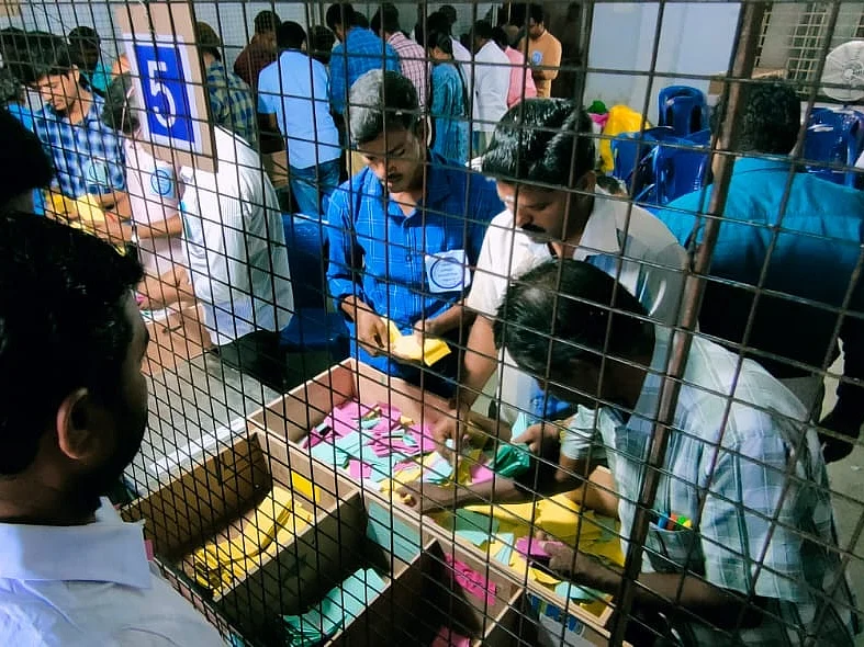 `4 வண்ண சீட்டுகள்; 315 மையங்கள்!'- எப்படி நடக்கிறது ஊரக உள்ளாட்சித் தேர்தல் வாக்கு எண்ணிக்கை?