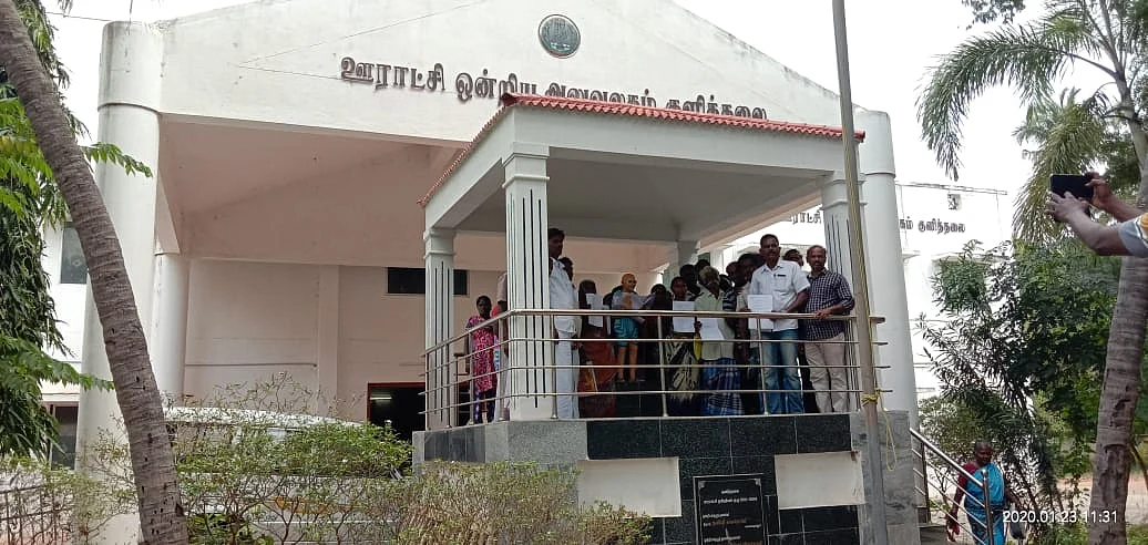காந்தி சிலையிடம் மனு அளிக்கும் மக்கள்