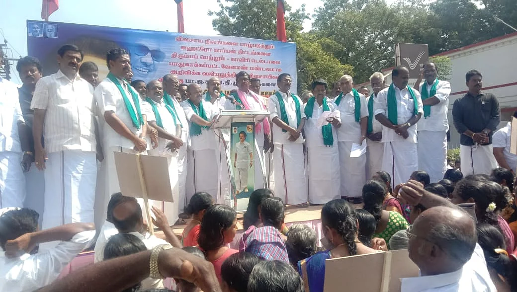 ஹைட்ரோகார்பனுக்கு எதிராக தி.மு.க-வினர் போராட்டம்