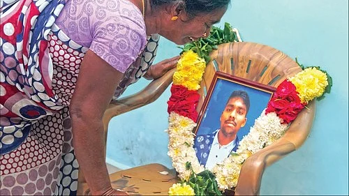 ஏகேஷின் புகைப்படத்தைப் பார்த்து அழும் தாயார்