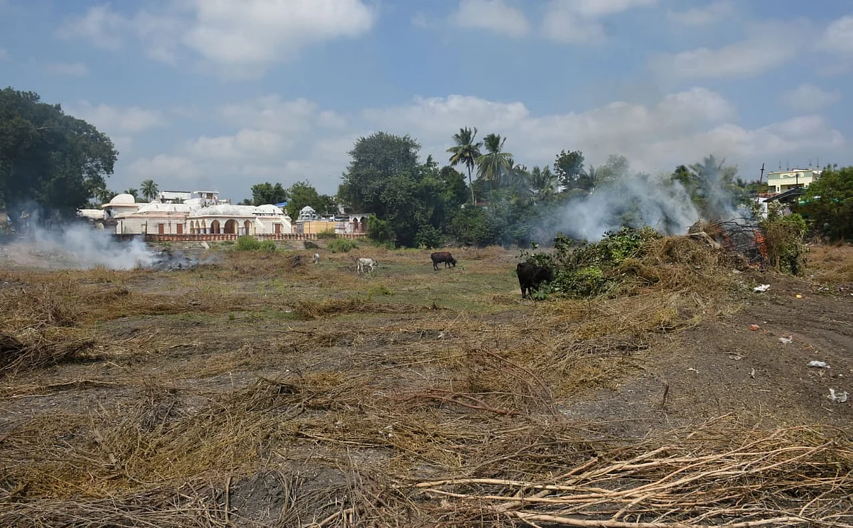 தூர்வாரப்படும் குளம்