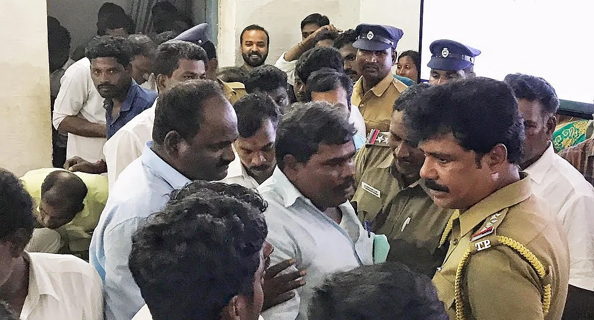 தேர்தல் அதிகாரிகளுடன் வாக்குவாதம்