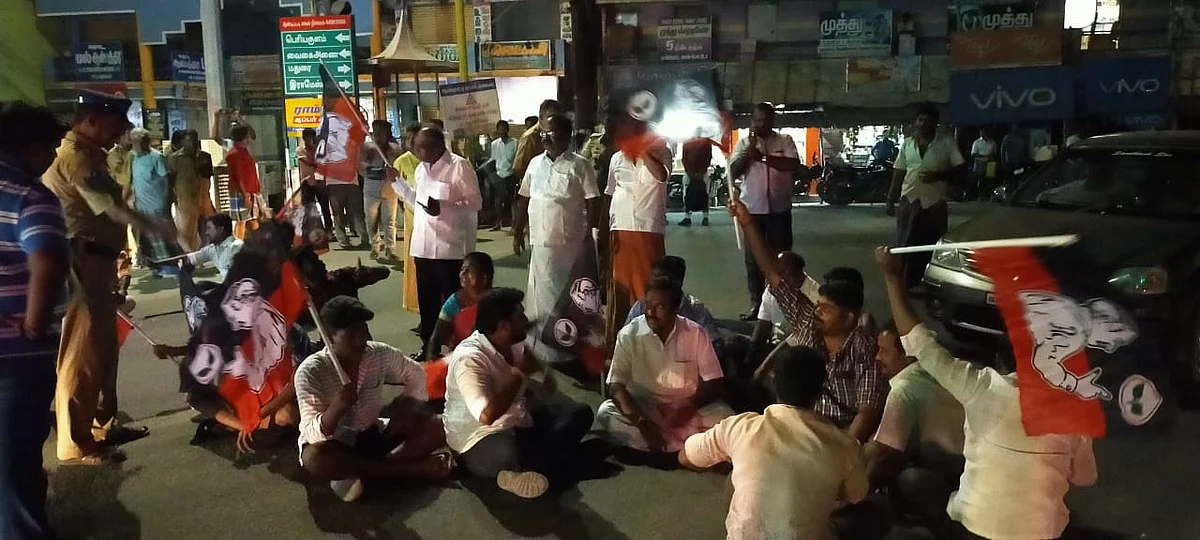 போராட்டத்தில் அ.தி.மு.க மற்றும் பா.ஜ.க-வினர்.