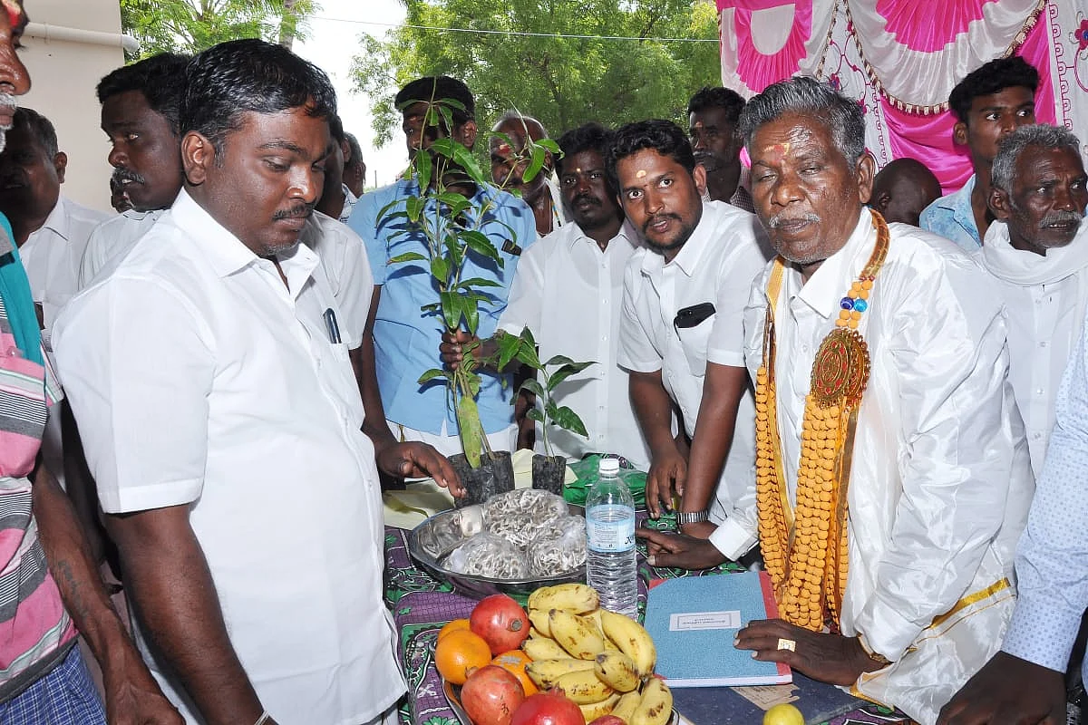 பதவியேற்வு விழாவில் மரக்கன்றுகள் வழங்கும் கந்தசாமி