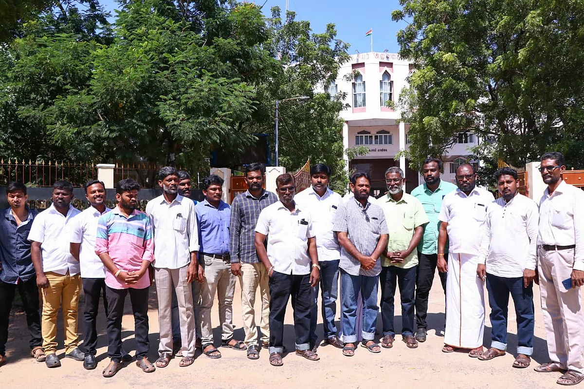 மனு அளிக்க வந்தவர்கள்