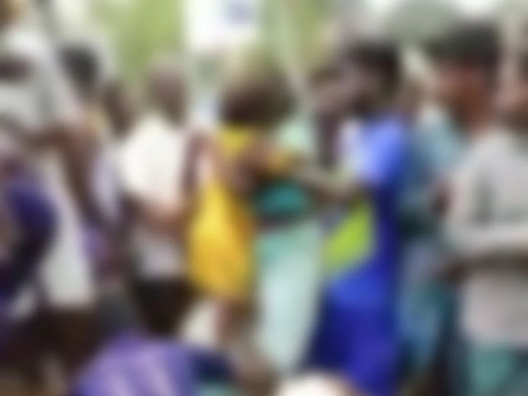 7 அடி ஆழக் குழிக்குள் சிக்கிய 3 வயது குழந்தை! -பள்ளம் தோண்டி பத்திரமாக மீட்ட இளைஞர்கள்