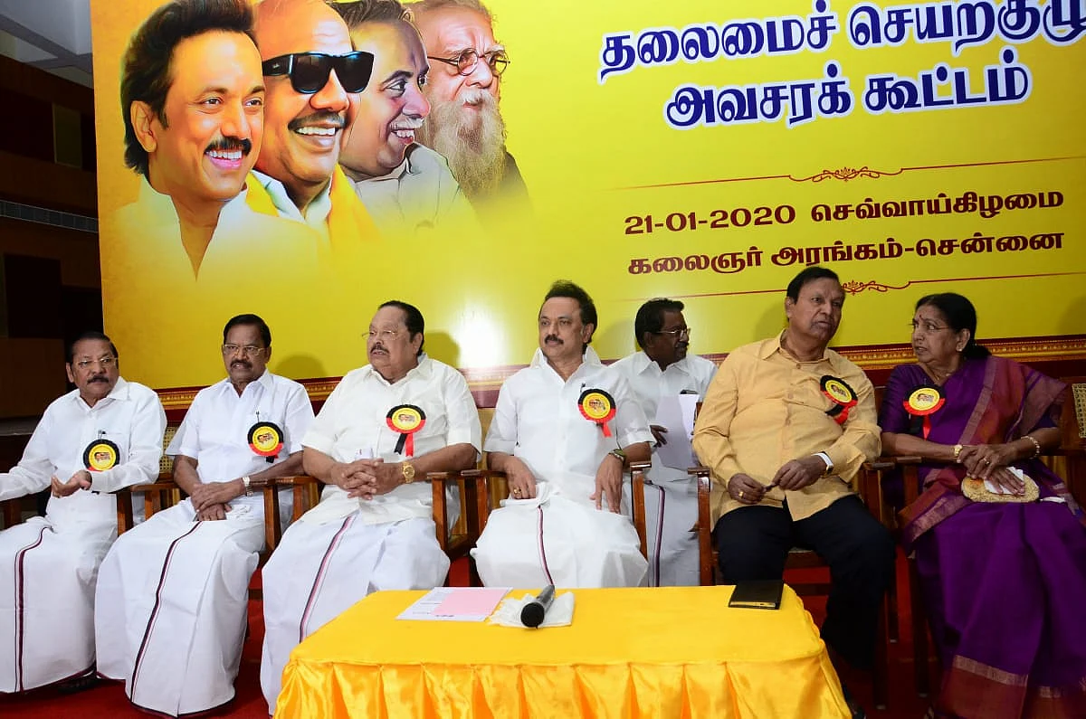 தி.மு.க செயற்குழு அவசரக் கூட்டத்தில் ஸ்டாலின் உள்ளிட்டோர்