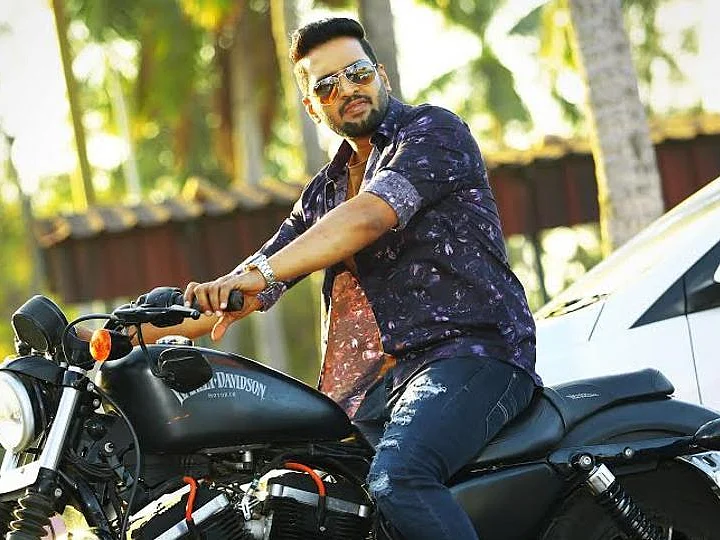 "மக்களுக்கு `ஹீரோ' சந்தானம் வேண்டாம். காமெடி, கவுன்ட்டர் வேணும்! அதனால..."- மனம் திறக்கும் சந்தானம்