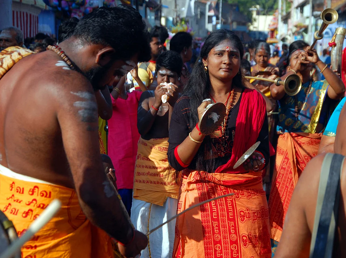 பஞ்சவாத்தியங்கள் இசைக்கும் பெண்கள்.