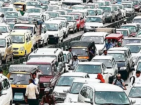 ட்ராபிக்கில் உலக அளவில் பெங்களூரு முதலிடம்! - மக்கள் எவ்வளவு நேரம் காத்திருக்கிறார்கள் தெரியுமா?