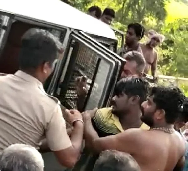 கைது செய்யப்பட்ட பாஸ்கர்