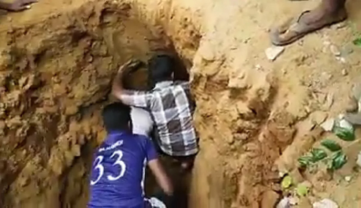 குழந்தையை மீட்கும் இளைஞர்கள்