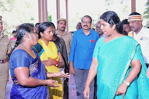 பெண்களிடம் குறை கேட்கும் ஆட்சியர் ஷில்பா பிரபாகர்சதீஷ்