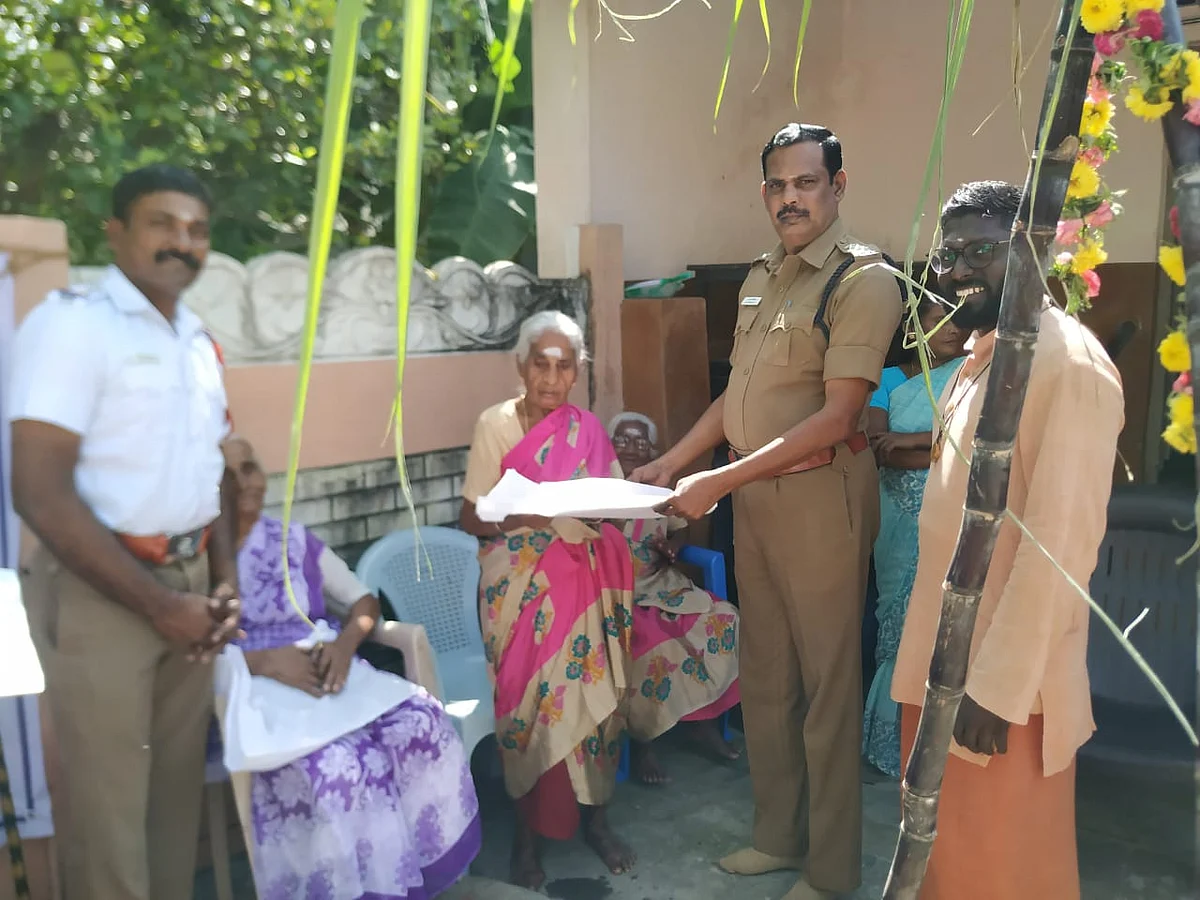முதியவர்களுக்கு உடை வழங்கும் கும்மராஜா