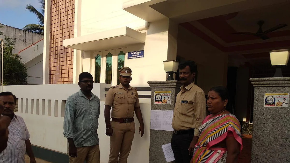 தேவி வீட்டுமுன் அதிகாரிகள் நோட்டீஸ் ஒட்டினர்