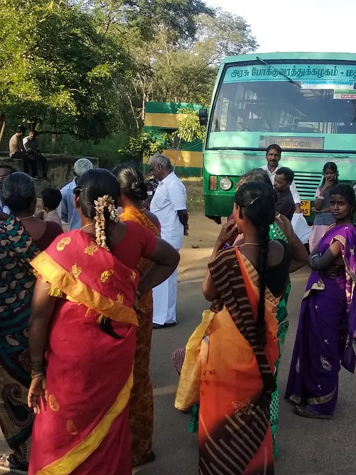 மஞ்சனூத்து சோதனைச் சாவடியில் தடுத்து நிறுத்தப்பட்ட அரசுப் பேருந்து