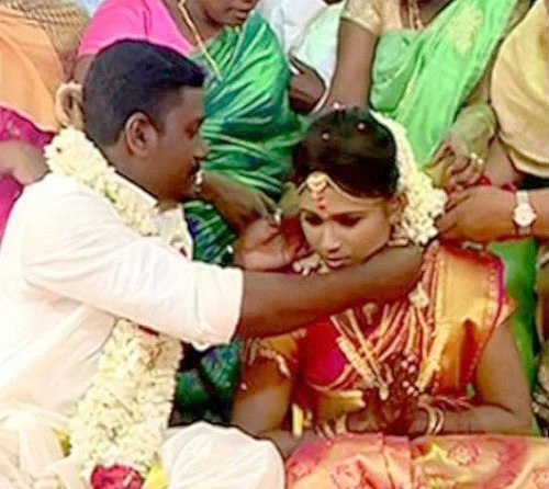 அஞ்சு கழுத்தில் தாலிகட்டும் மணமகன் சரத்குமார்