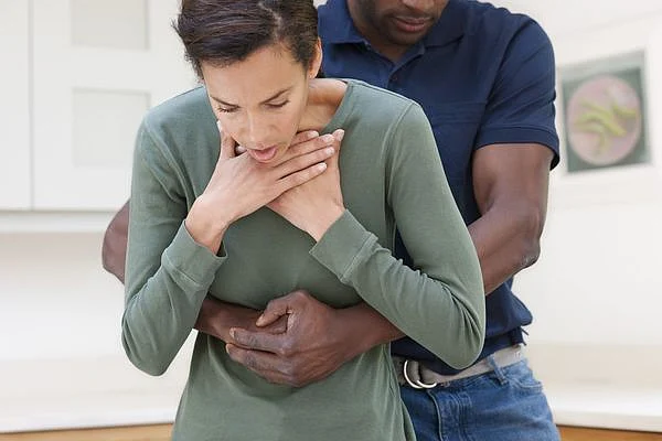 ஹெய்ம்லிச் மனுவர் (Heimlich Maneuver) சிகிச்சை முறை