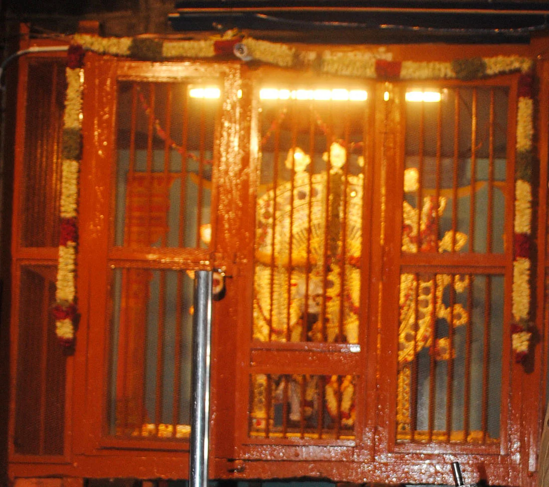 ராஜராஜ சோழன் சிலை