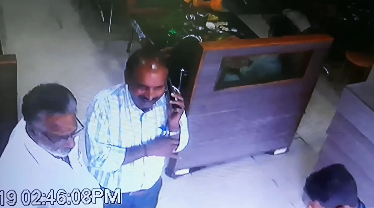 அதிகாரிகள் எனக் கூறி மிரட்டியவர்கள்