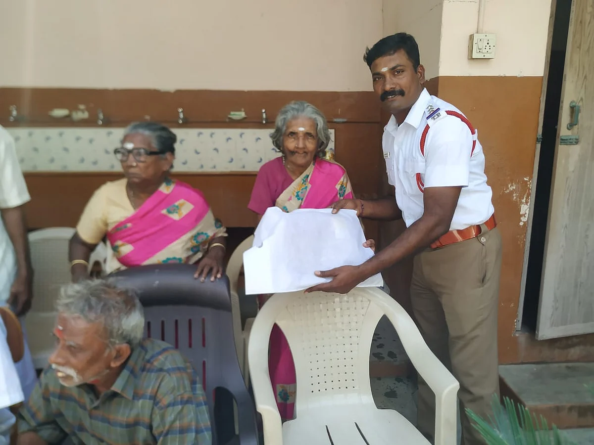 முதியவர்களுக்கு உடை வழங்கும் கார்த்திகேயன்