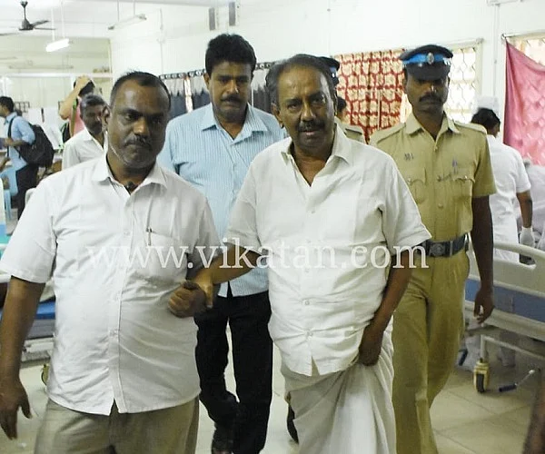 மருத்துவமனையில் நெல்லை கண்ணன் (பழைய படம்)