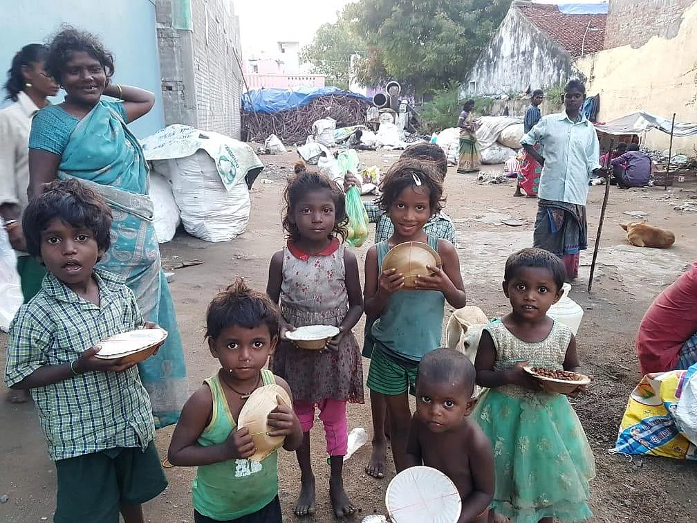 சாலையோரம் வசிக்கும் குழந்தைகள்