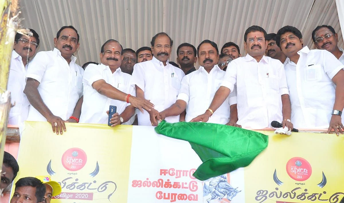 ஜல்லிக்கட்டு நிகழ்ச்சியைத் தொடங்கி வைக்கும் அமைச்சர்கள்