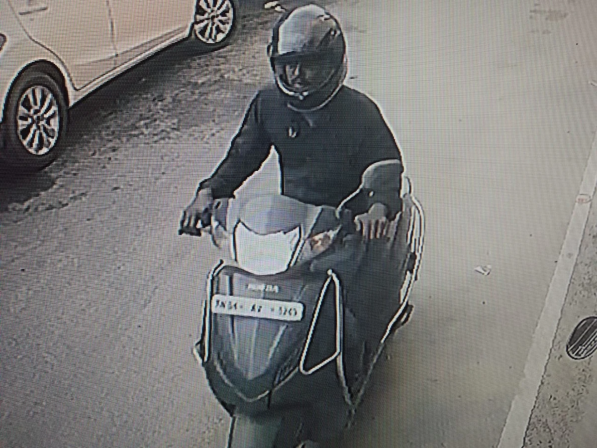 பைக்கில் செல்லும் பாலாஜி
