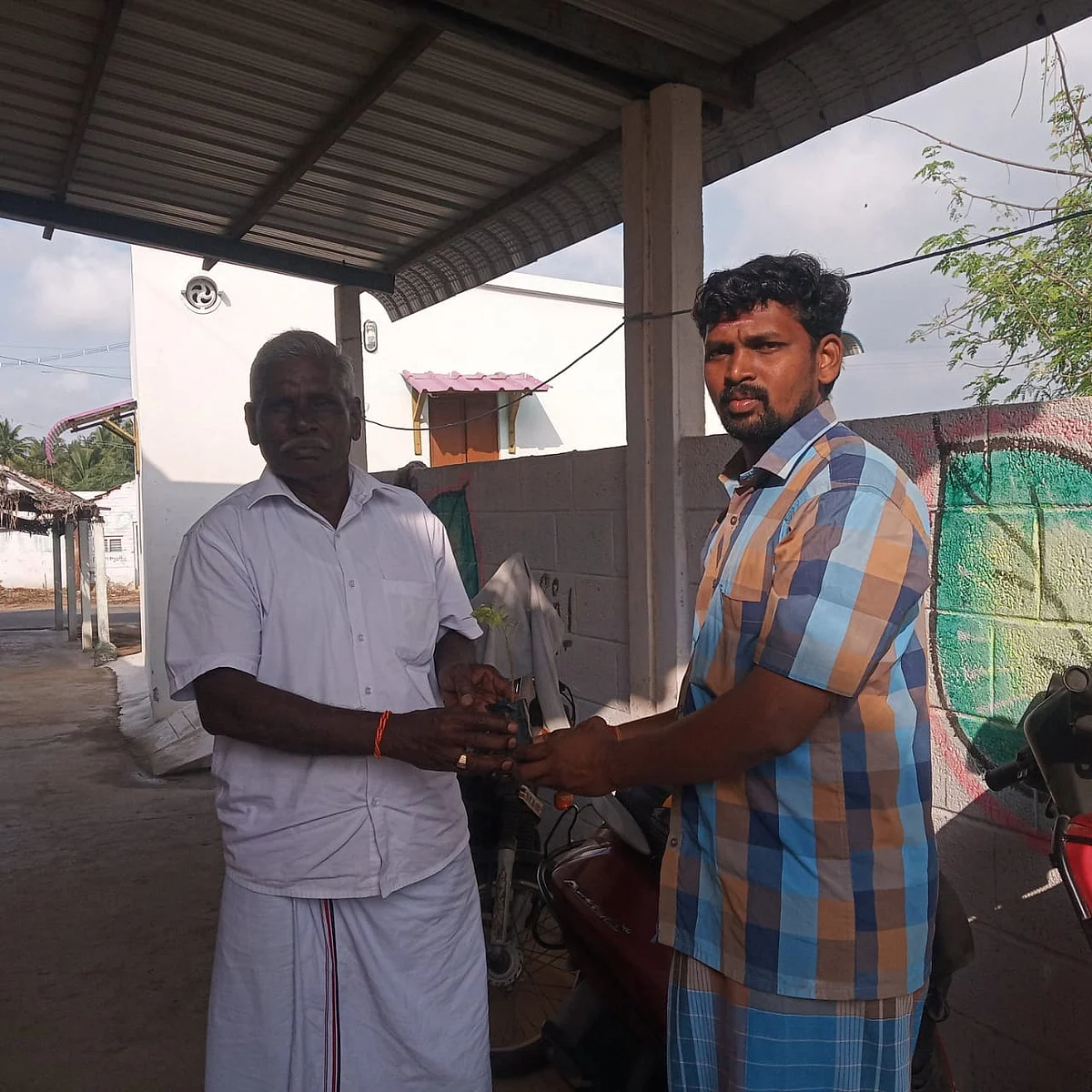 மரக்கன்றுகள் வழங்கி நன்றி சொல்லும் ரமேஷ்