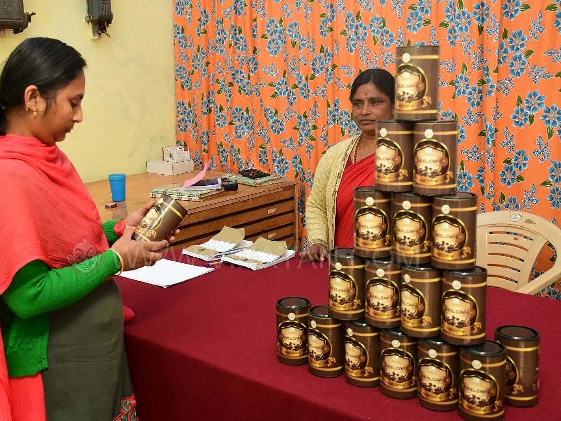 `அரசே கொள்முதல் செய்து விற்கிறது!’- நீலகிரி பழங்குடிகளை நெகிழவைத்த `நீல் கஃபே' காபித்தூள் விற்பனை