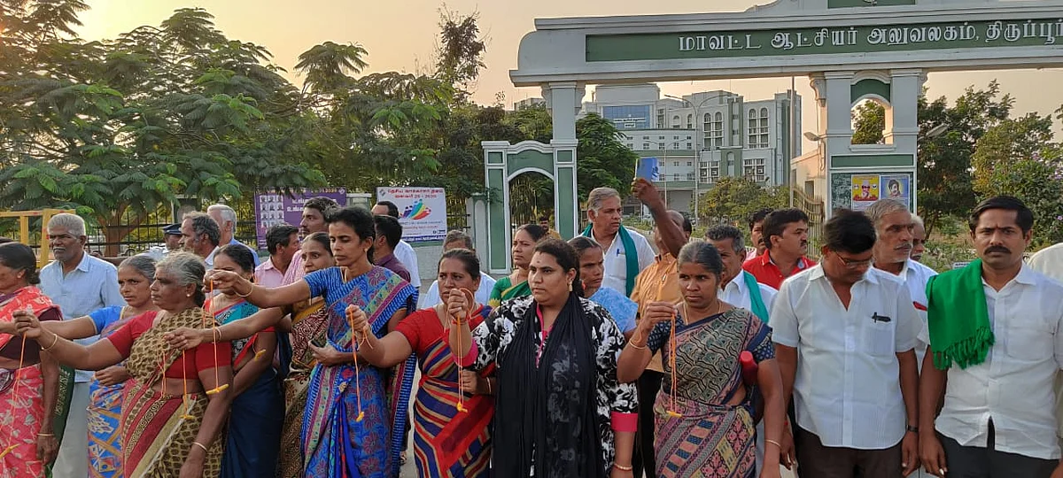 கலெக்டர் அலுவலகத்தின்முன் தாலியுடன் நிற்கும் பெண்கள்