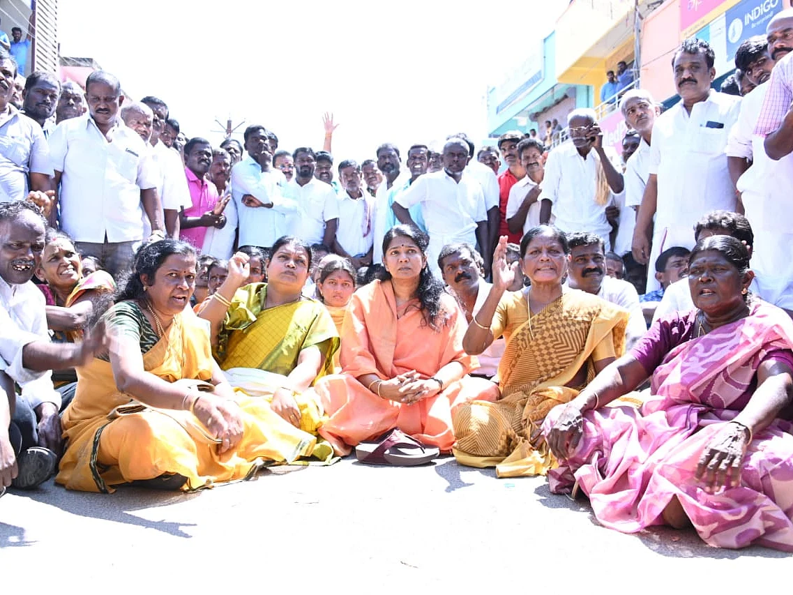 `நாங்கள் 10 பேர், அவர்கள் 9 பேர்... பிறகு எப்படி வெற்றி?!' -கோவில்பட்டியில் கொந்தளித்த கனிமொழி