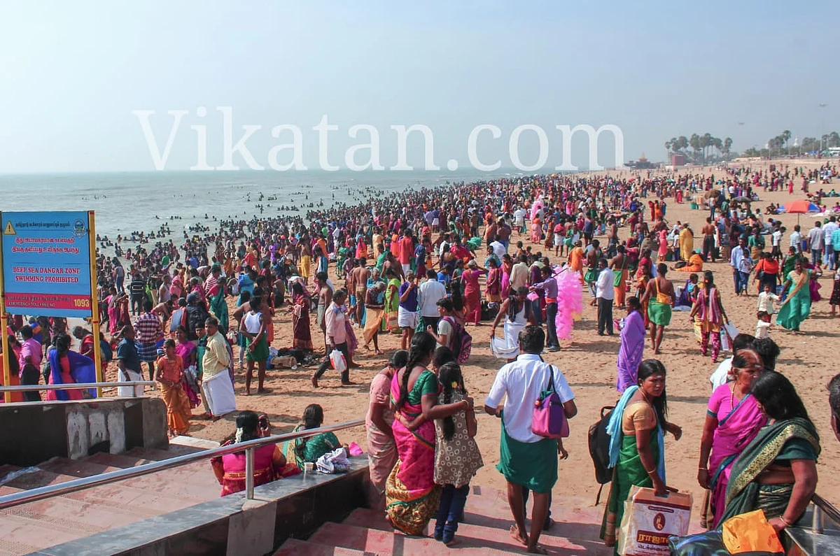 கடற்கரையில் பக்தர்கள்