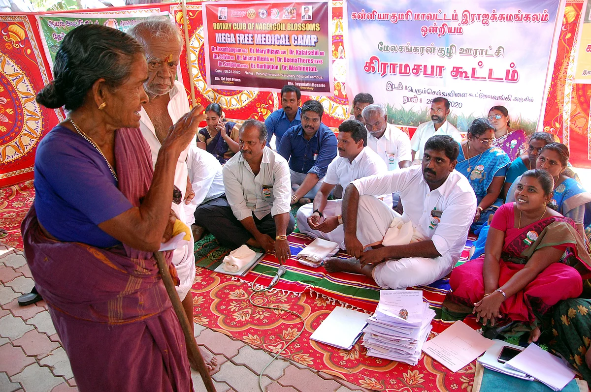 தள்ளாத வயதிலும் கிராமசபா கூட்டத்தில் கலந்து கொண்டு கோரிக்கை வைக்கும் மூதாட்டி.