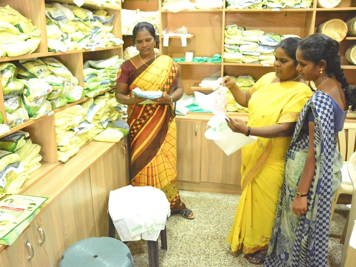 `6 மாதத்தில் மக்கக்கூடிய மக்காச்சோள பைகள்!’ -வேலூர் மாவட்ட நிர்வாகத்தின் அசத்தல் முயற்சி