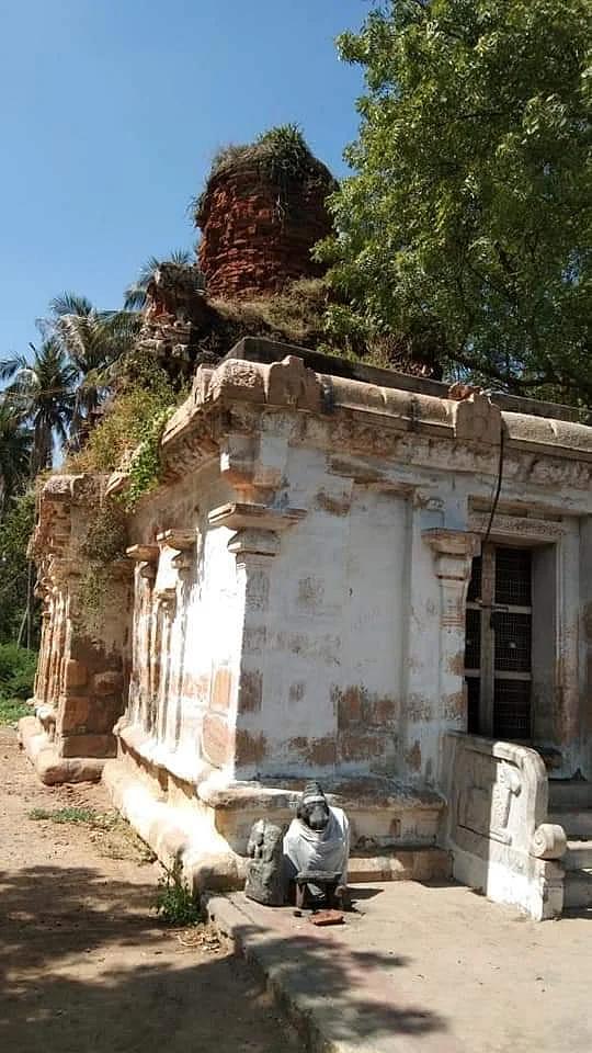 சிதிலமடைந்த ஆறாஅமுதீஸ்வரர் கோயில்