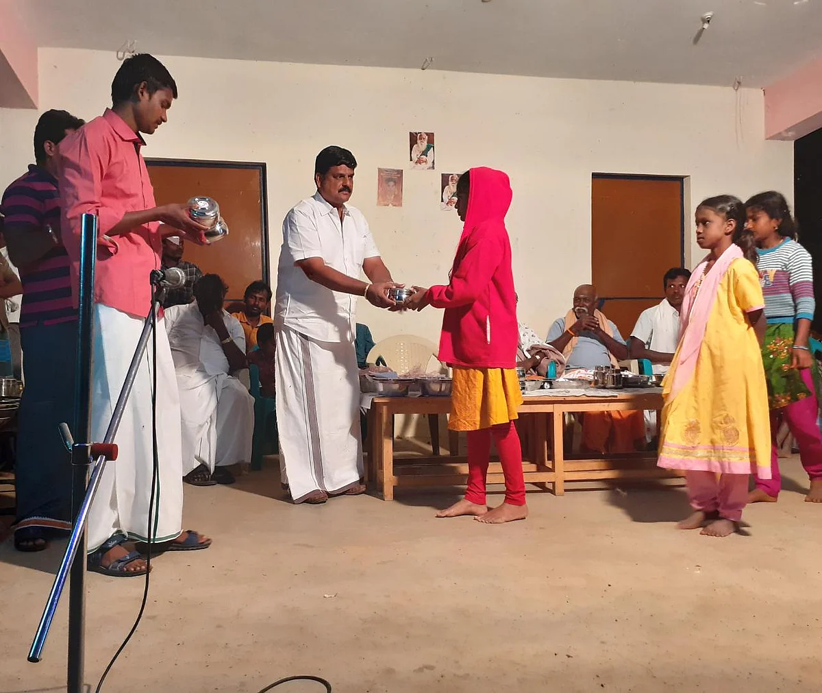 பரிசு வழங்கும் பிரகாஷ்