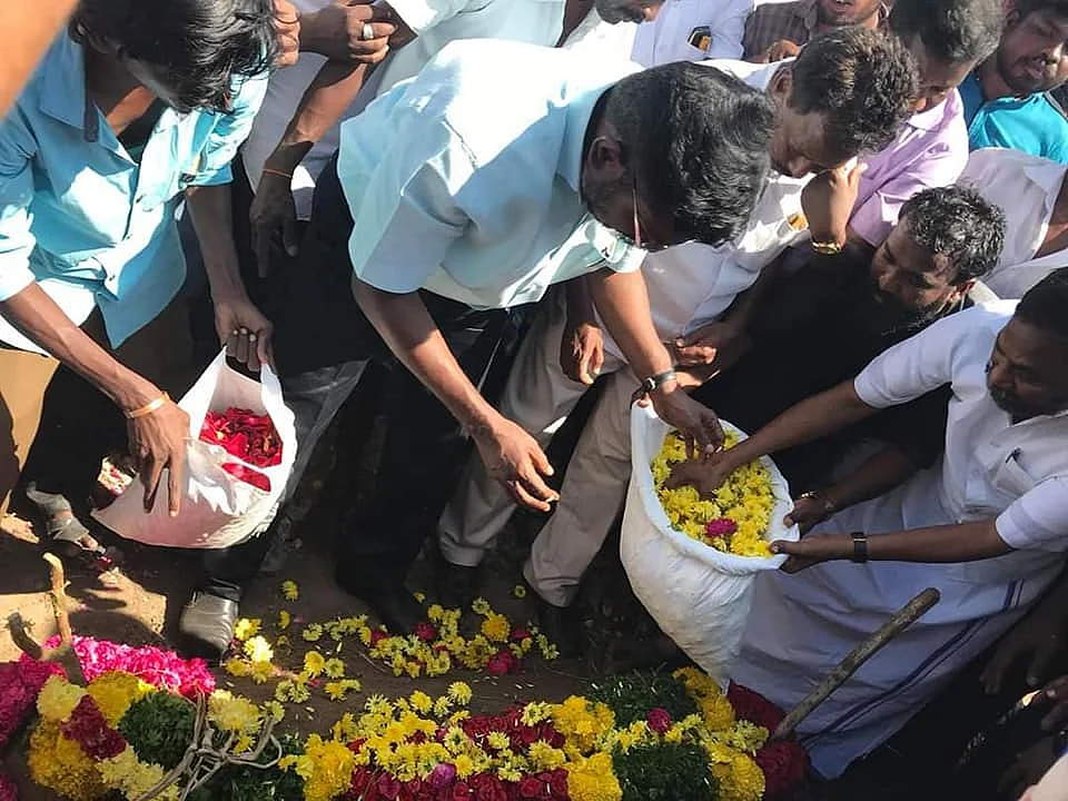 ``சிந்தும் கண்ணீர்ப்பூக்களால் அஞ்சலி செலுத்துகிறேன்!''- நிர்வாகி மகள் மரணத்தால் கலங்கிய திருமாவளவன்