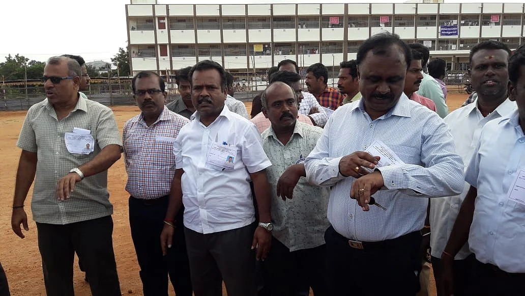வசதிகள் செய்து தரவில்லை என்று
வெளியேறிய அலுவலர்கள்
