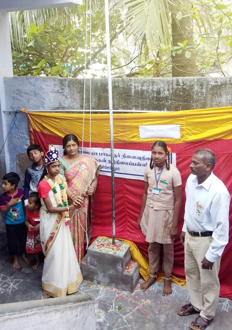 கொடியேற்றும் மாணவி சய்பாலா